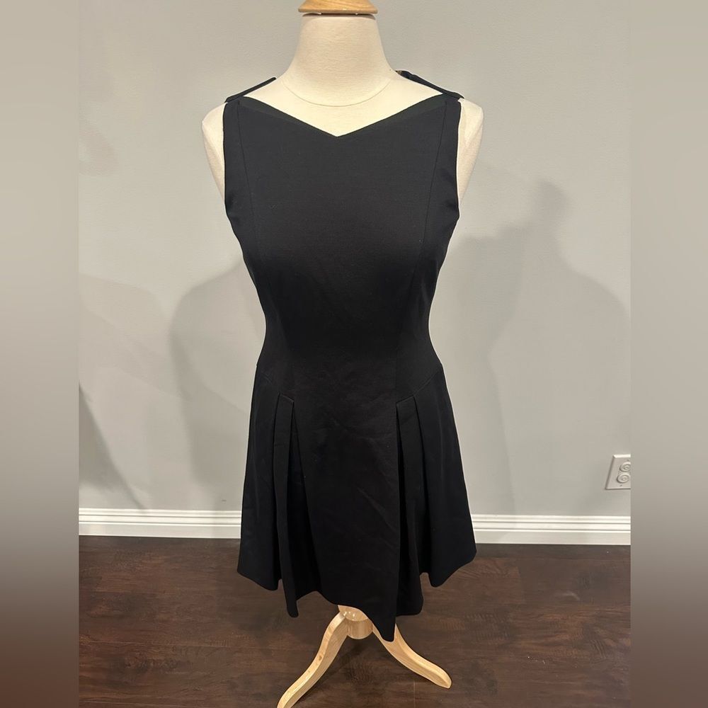 Elie Tahari Black Sleeveless Pleat Dress Size 8